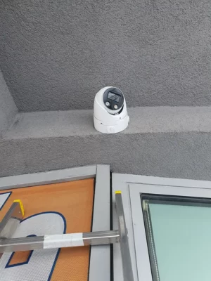 kamera zamontowana nad drzwiami