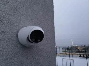 kamera zamontowana na ścianie